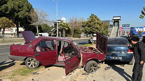 Aydın'da otomobil durakta bekleyenlere ve trafoya çarptı, 3 kişi yaralandı - Son Dakika Haberleri